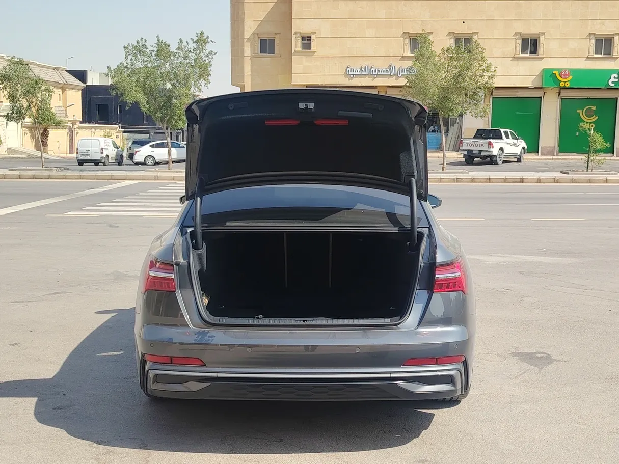 Car image 28