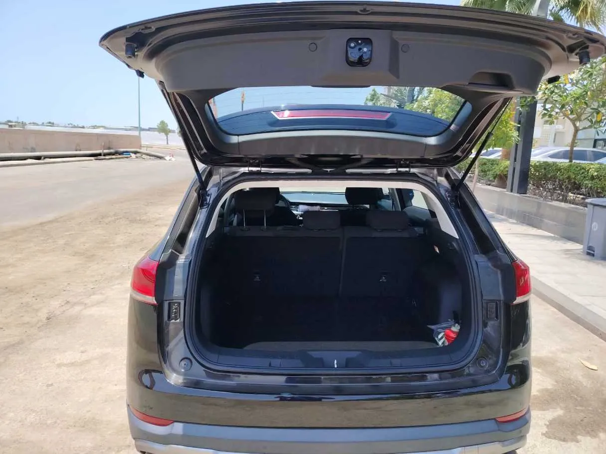 Car image 30