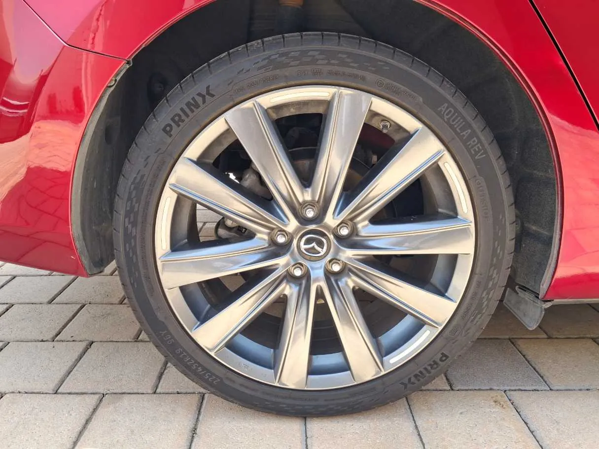 Car image 9