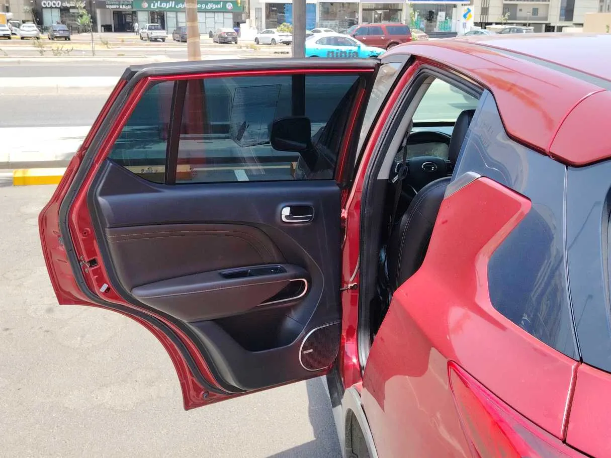 Car image 14