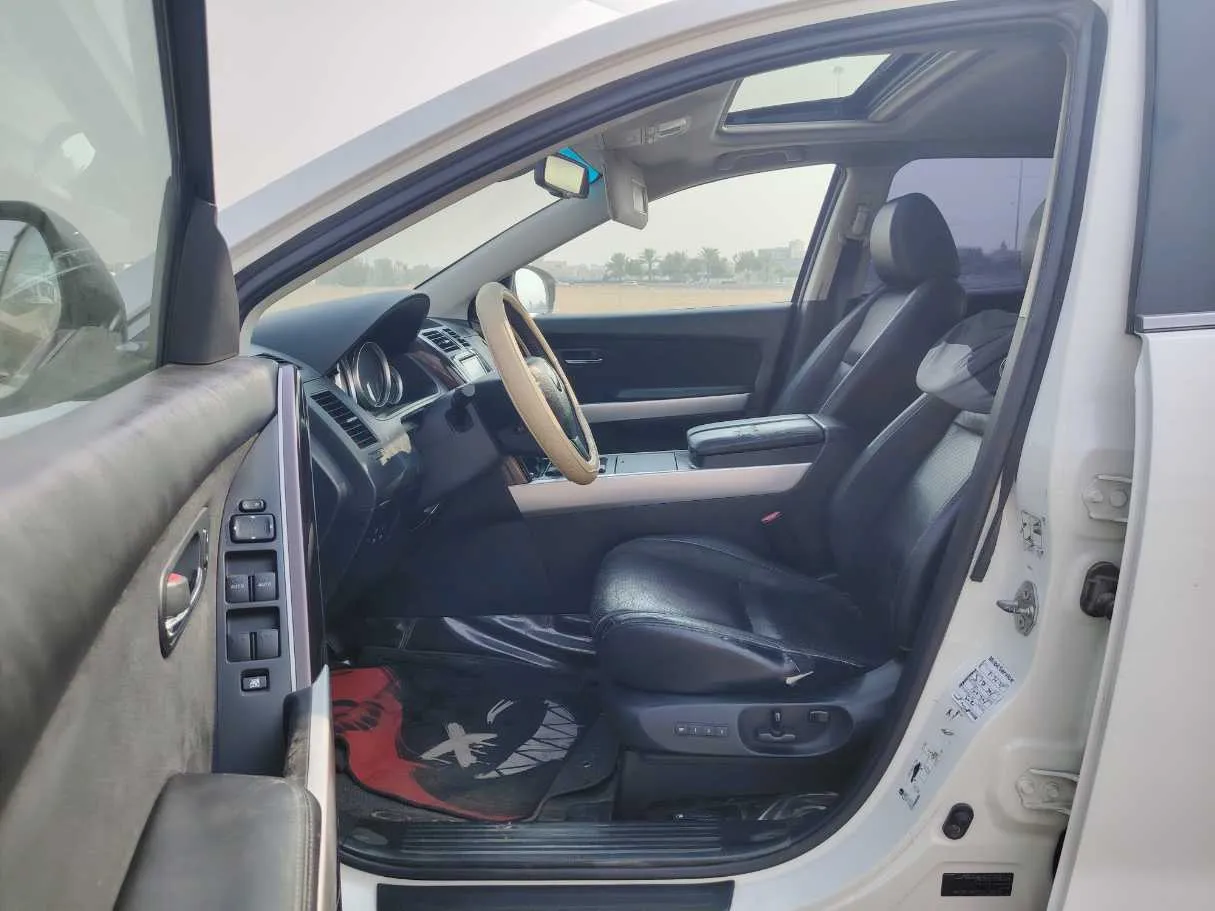 Car image 12