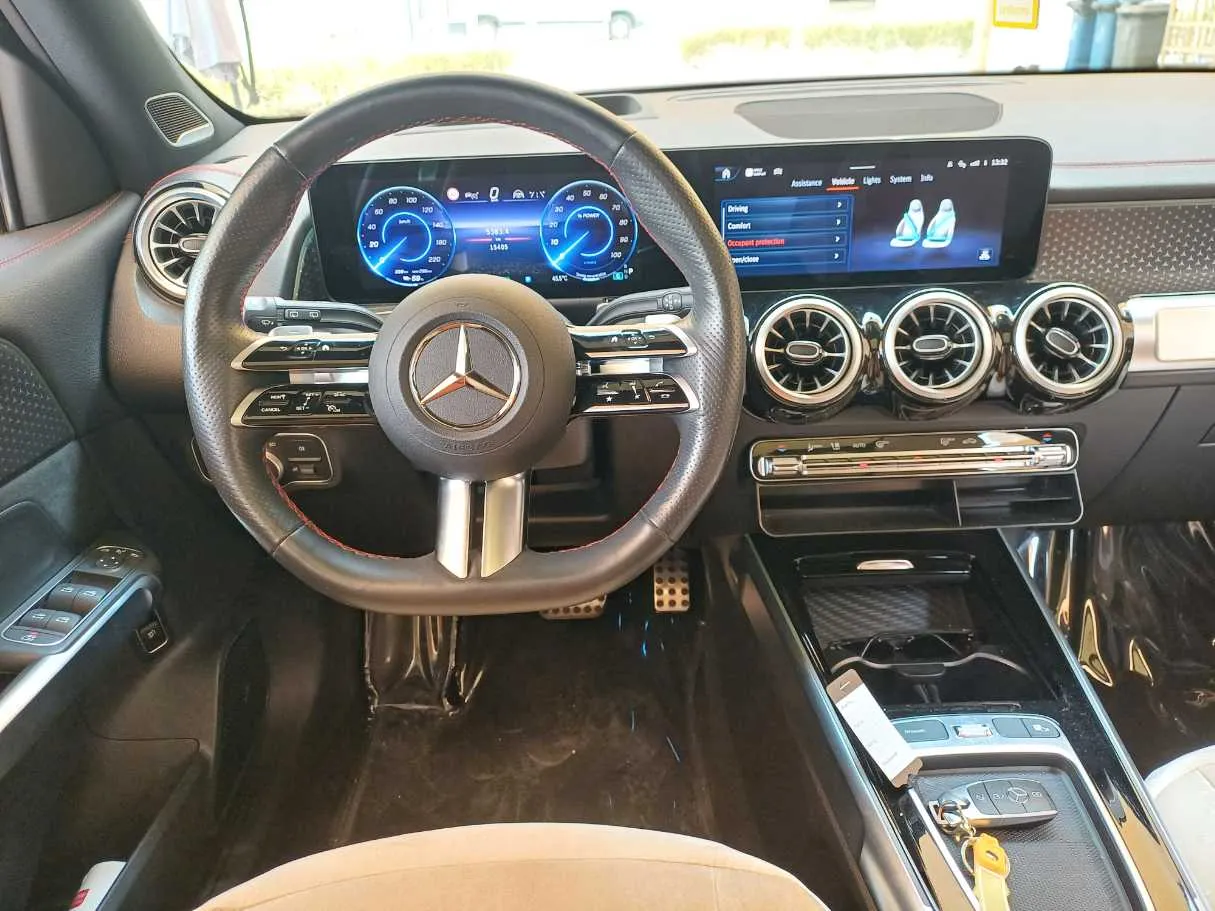 Car image 15