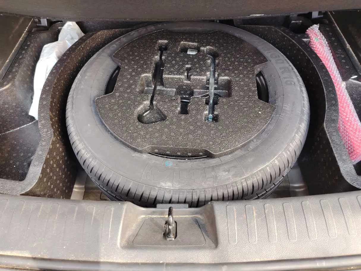 Car image 32