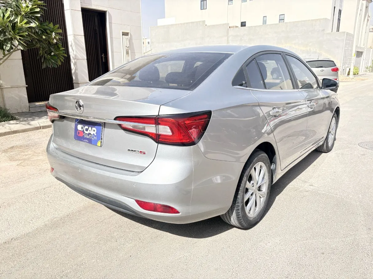 Car image 5