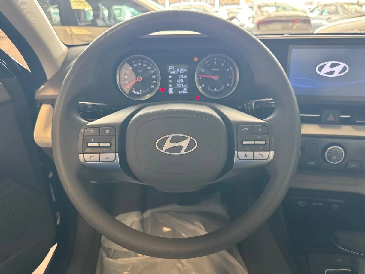 Car image 12