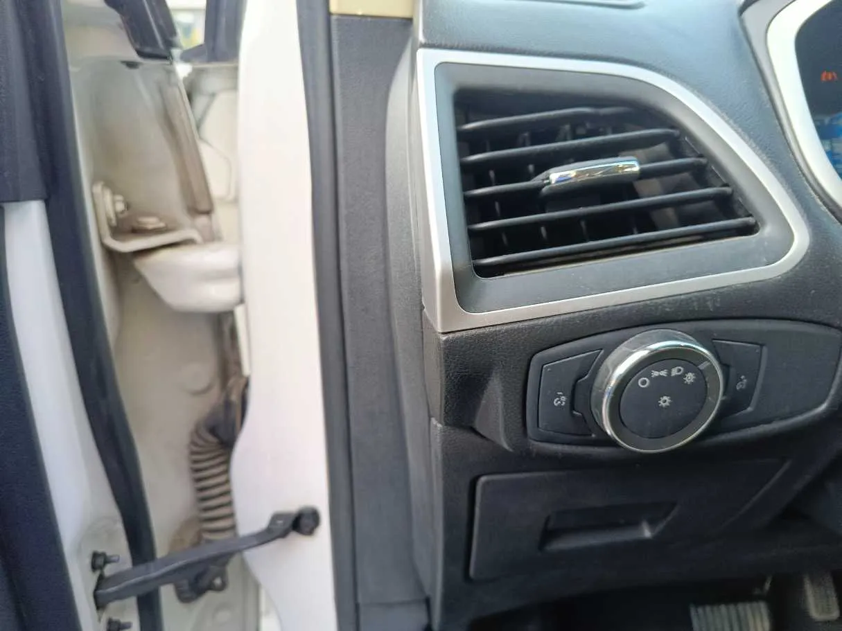 Car image 32