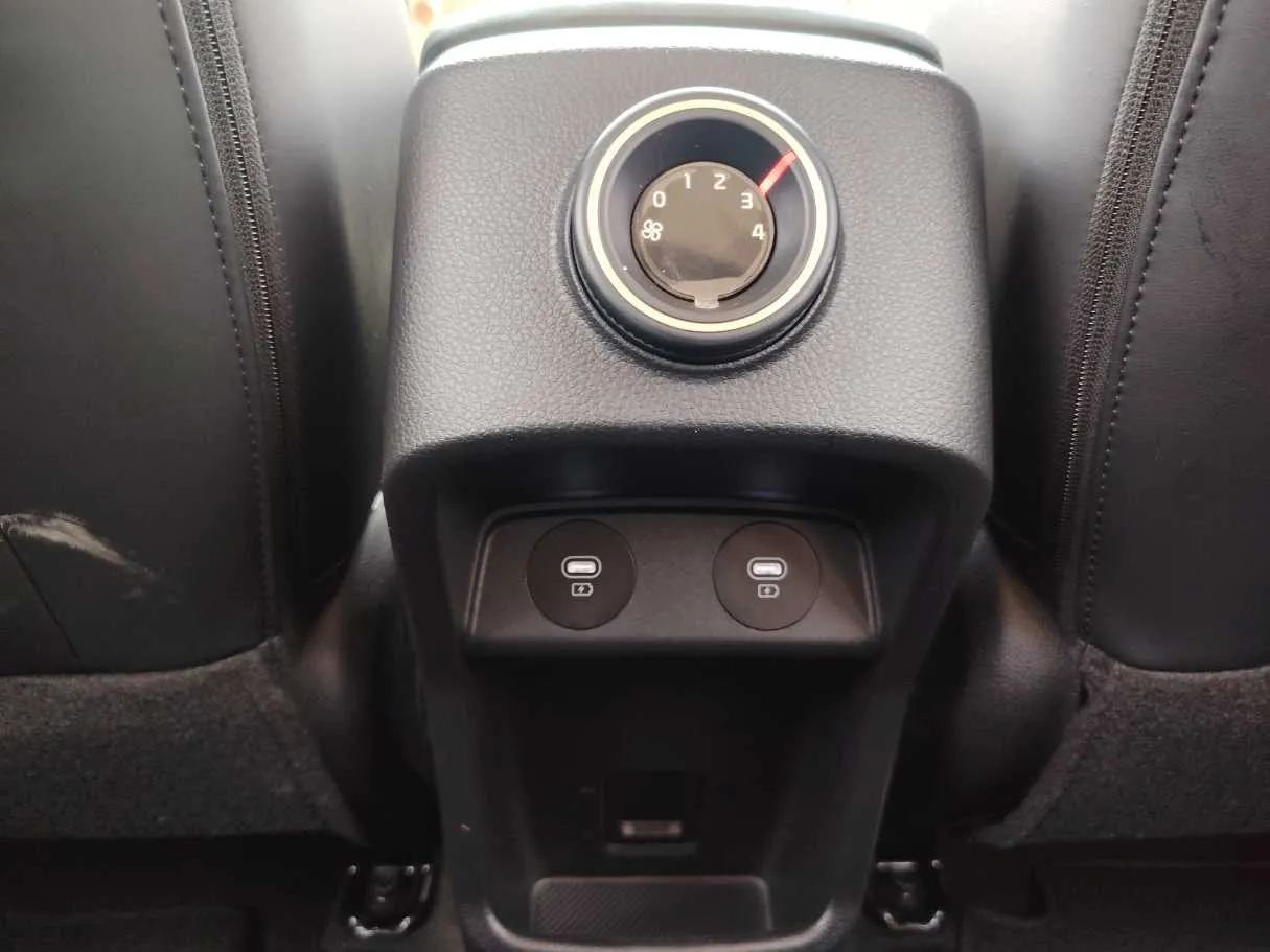 Car image 26