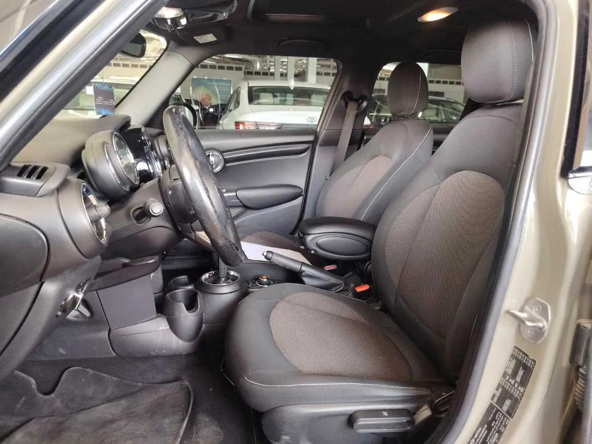 Car image 13