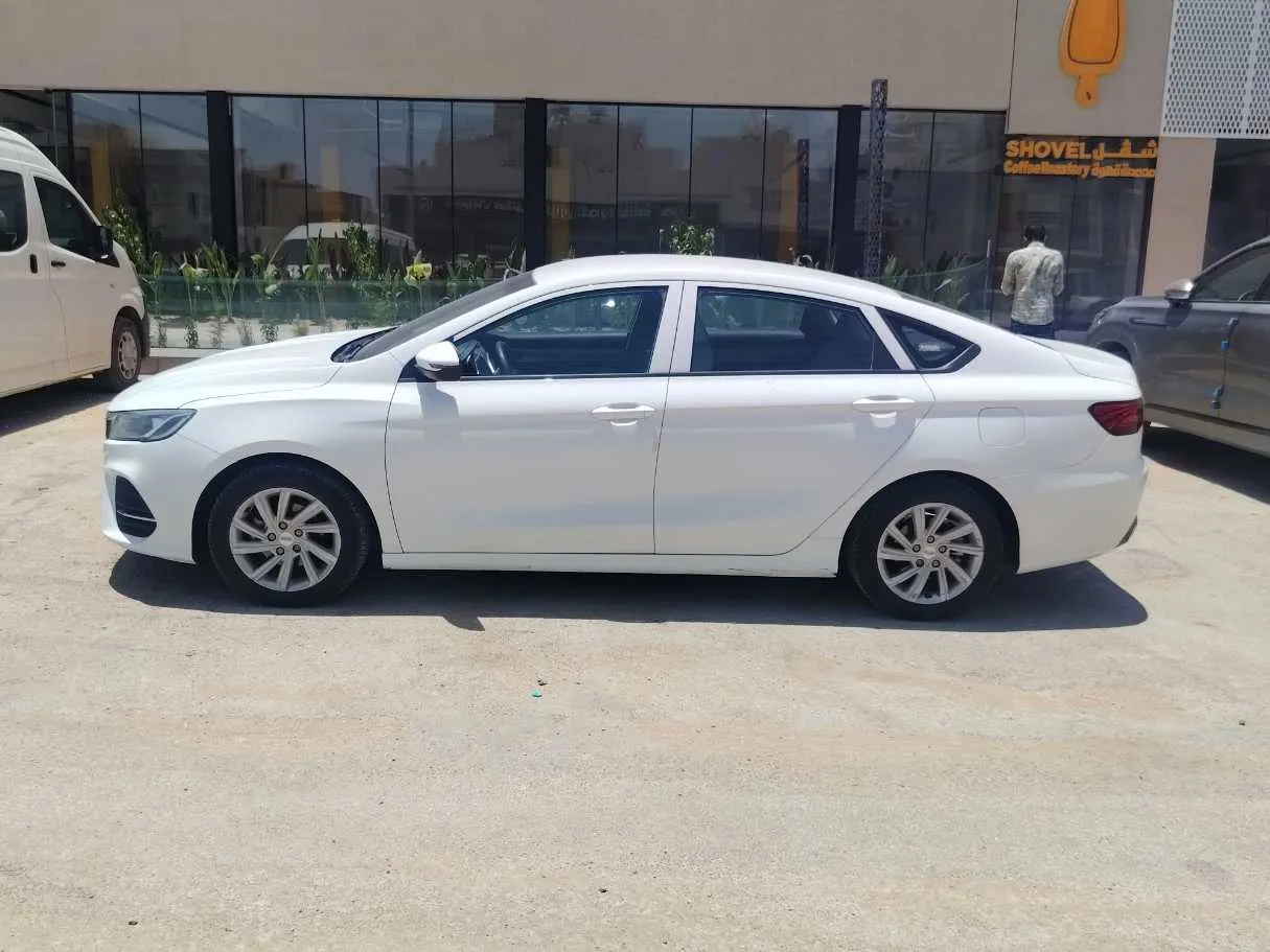 Car image 9