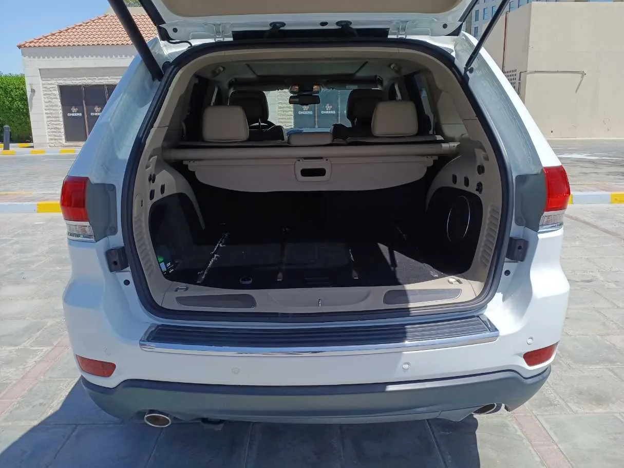 Car image 19