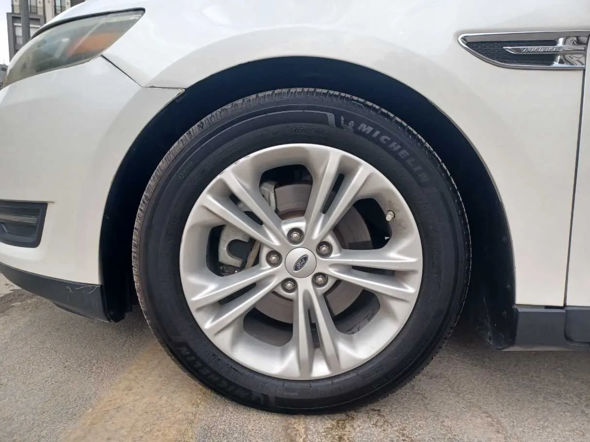 Car image 9