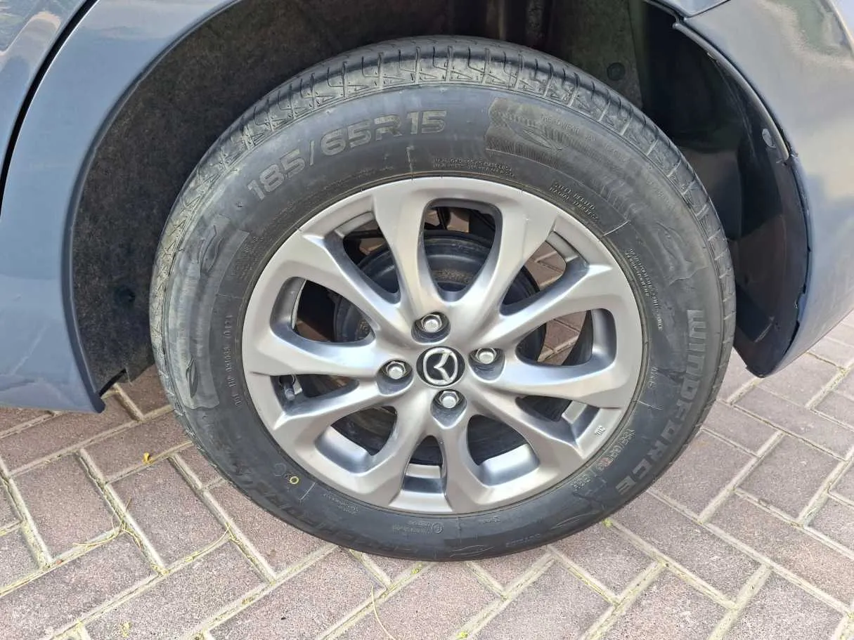 Car image 9