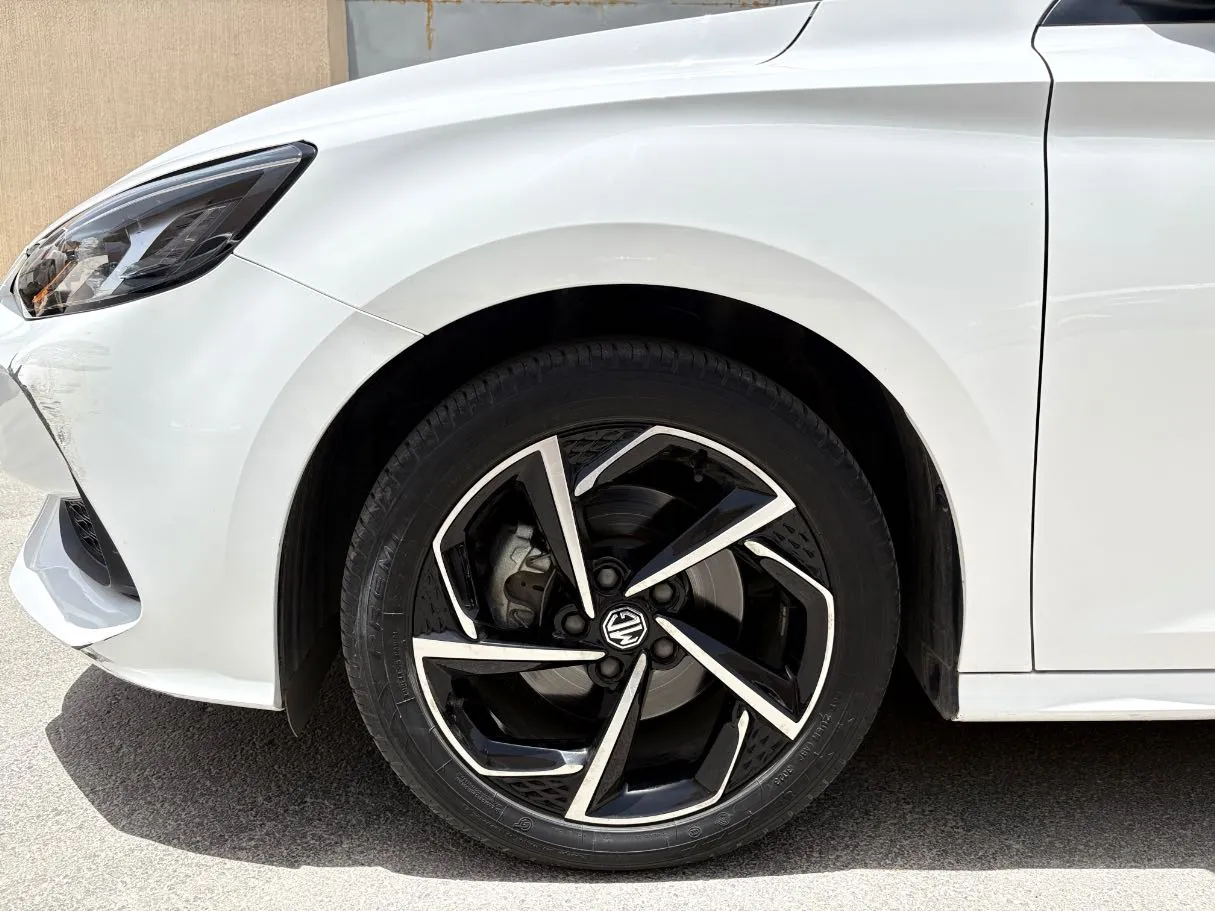 Car image 9