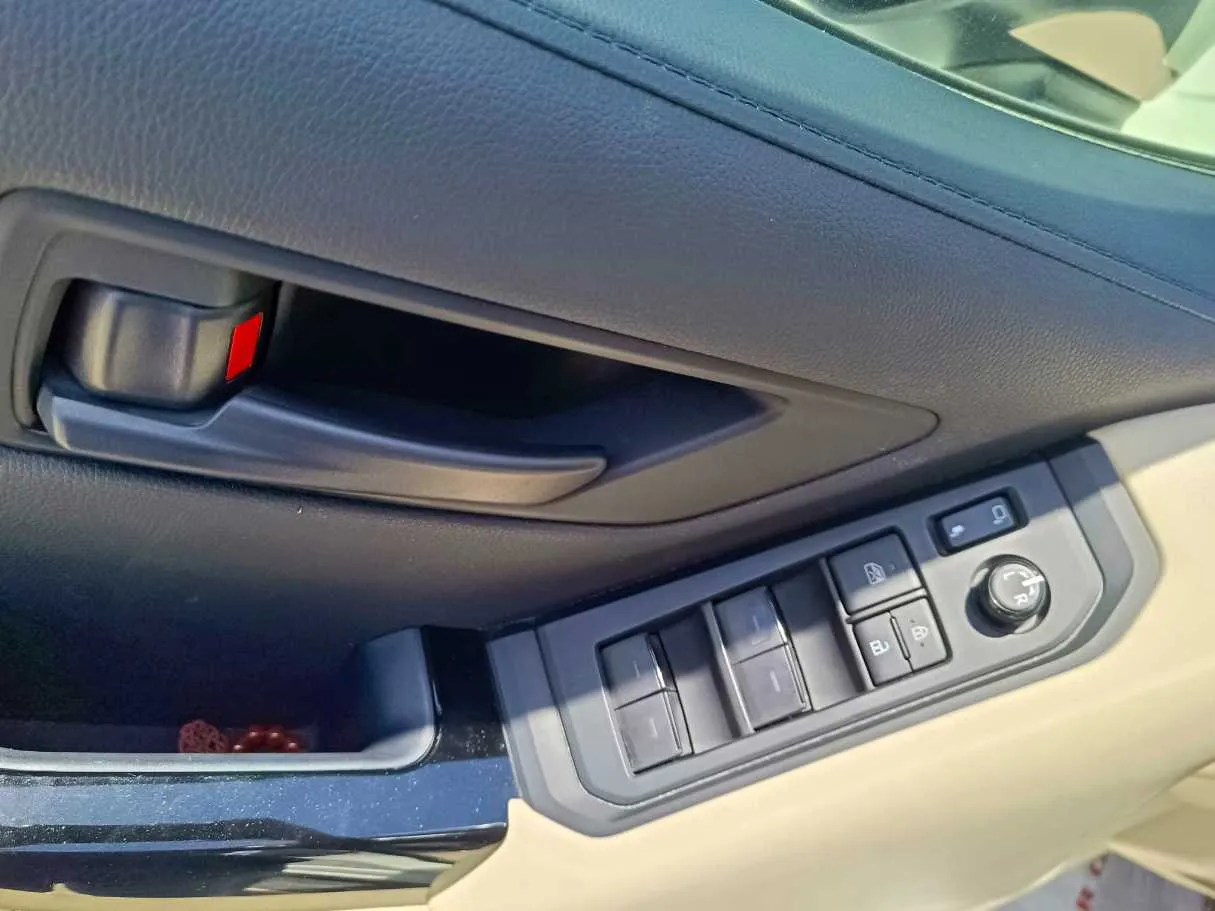 Car image 28