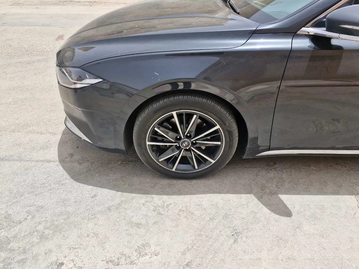 Car image 9