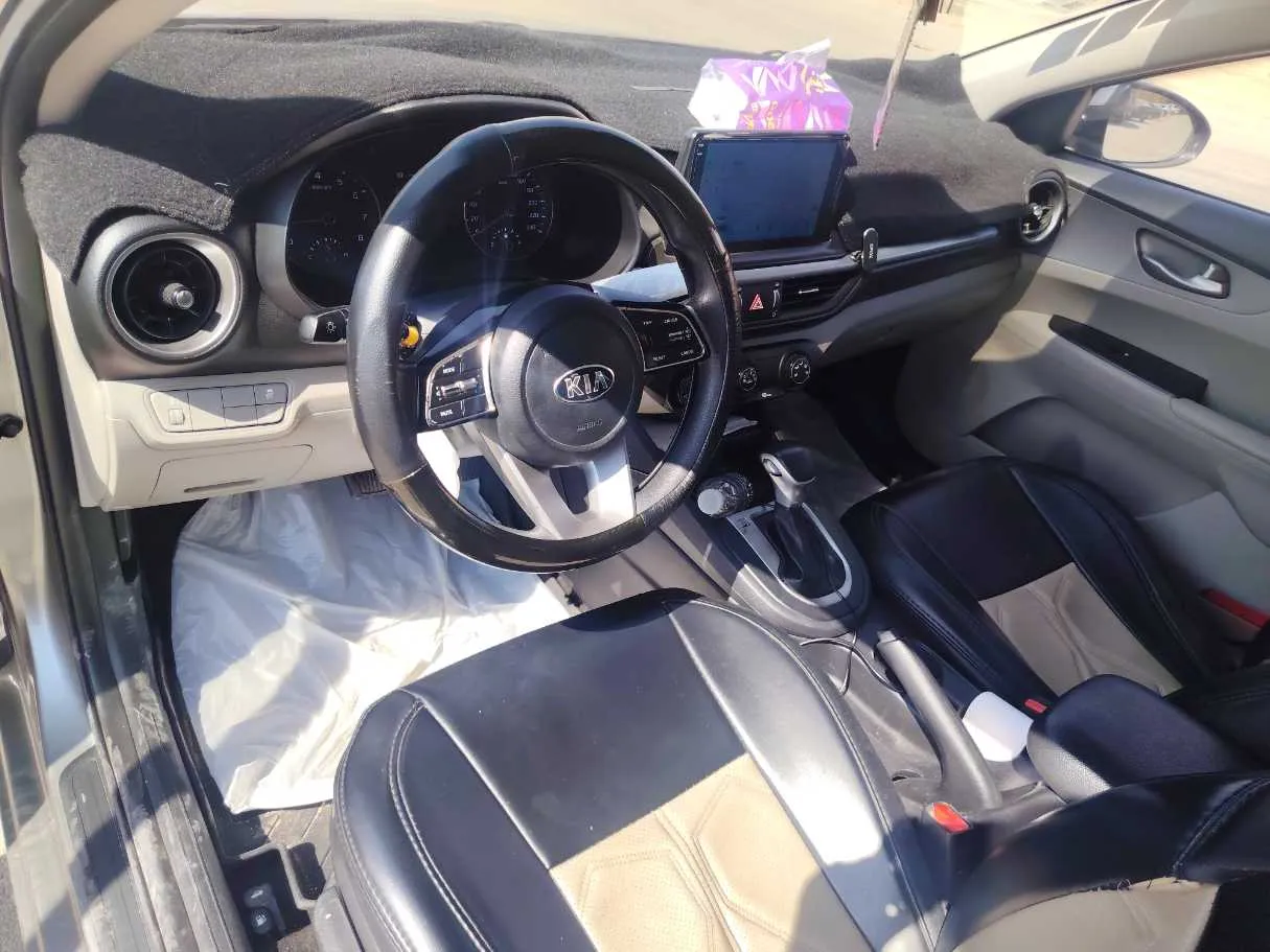 Car image 12