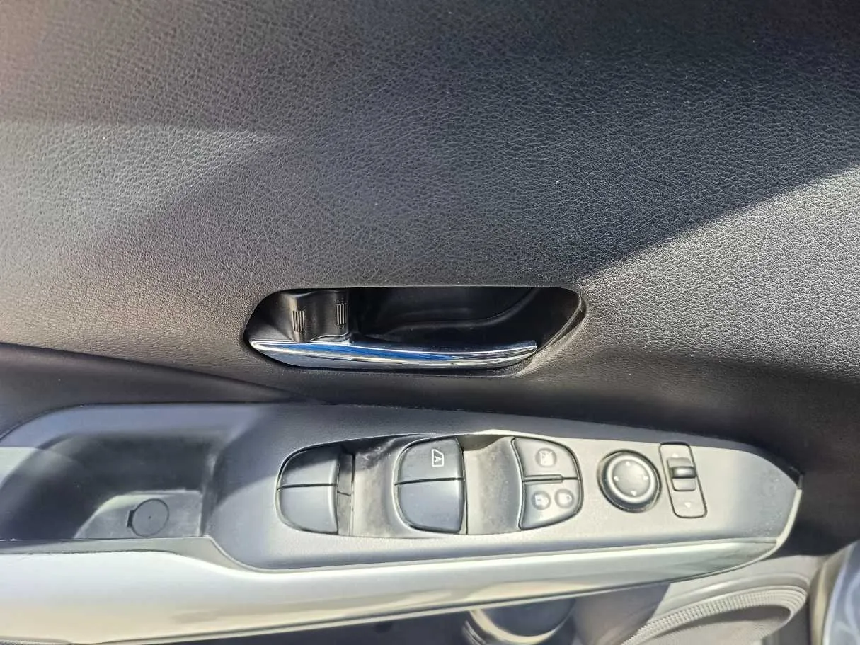 Car image 30