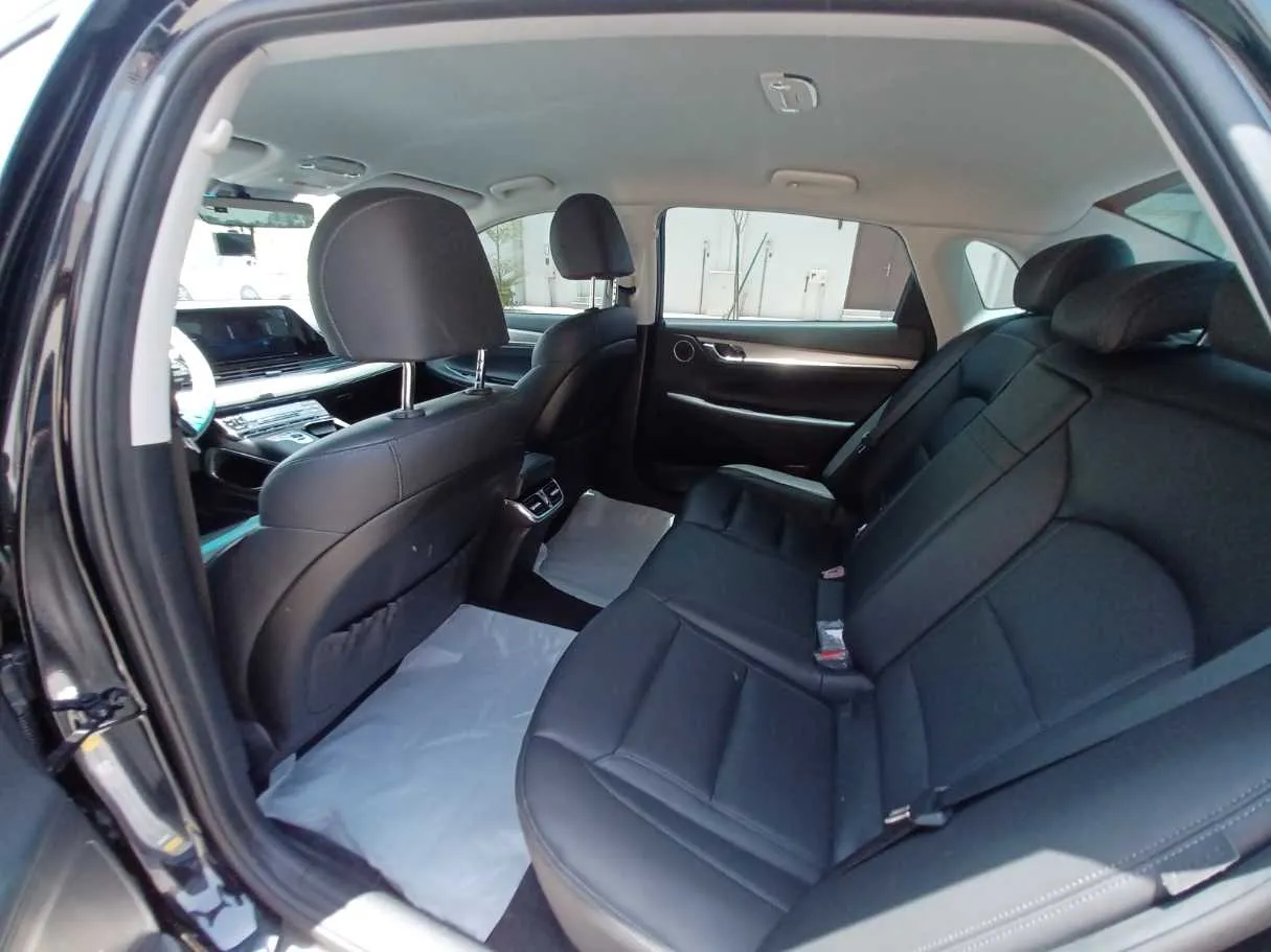 Car image 12