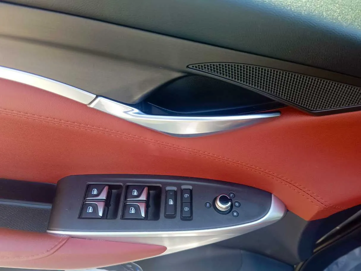Car image 32