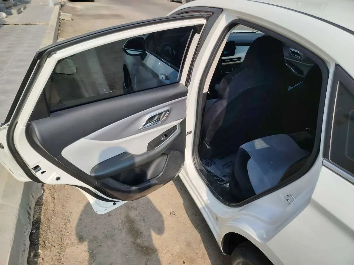 Car image 15