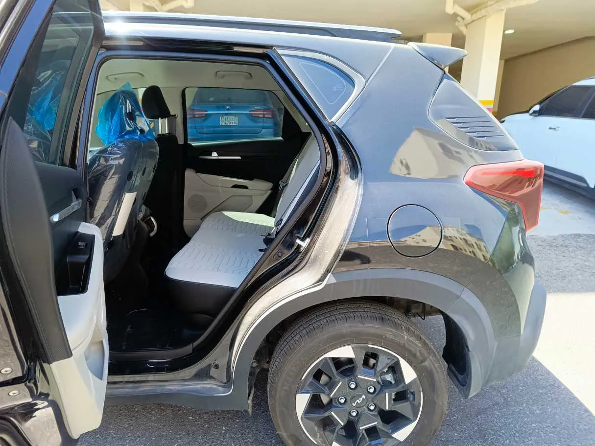 Car image 16