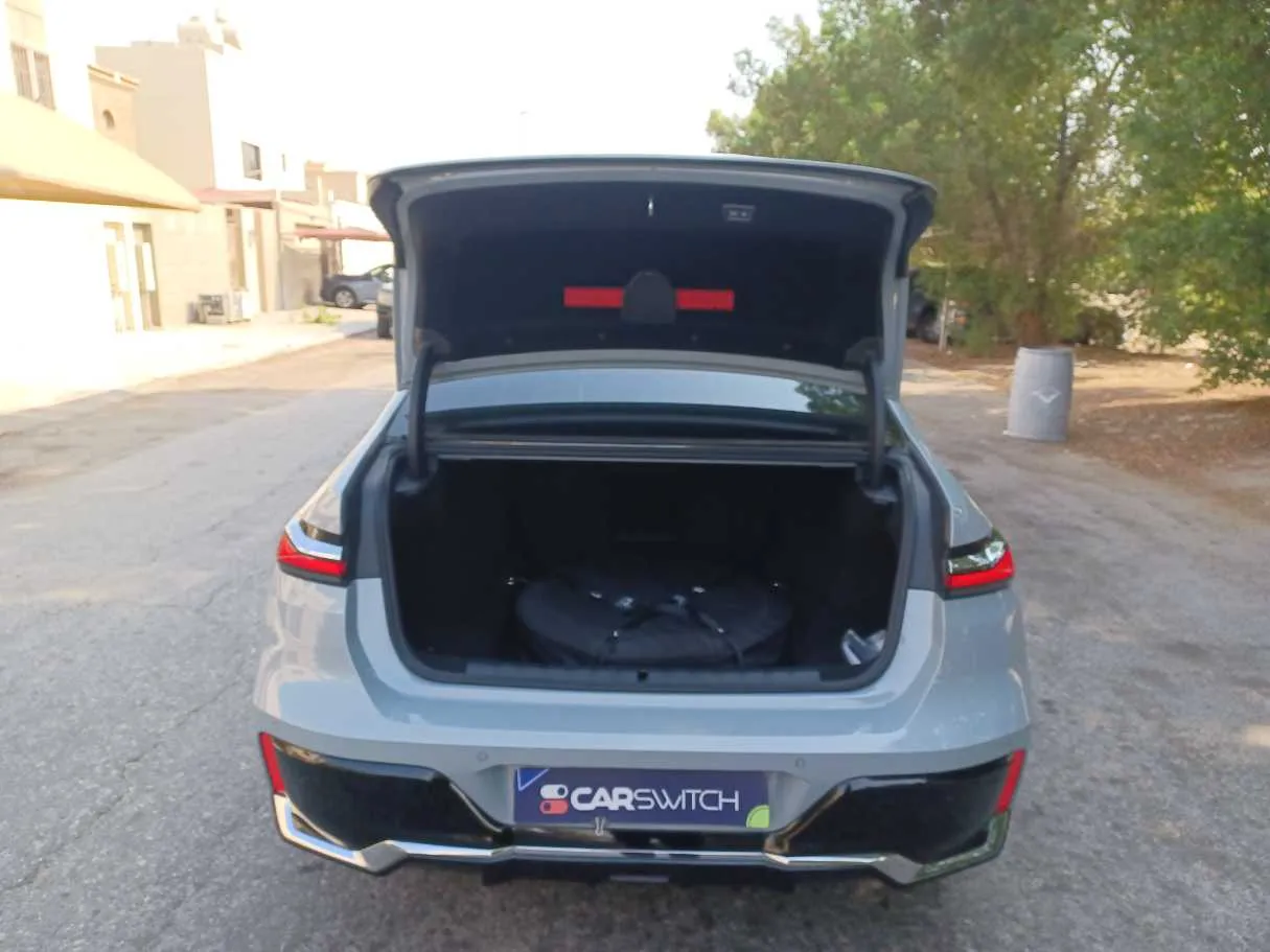 Car image 19