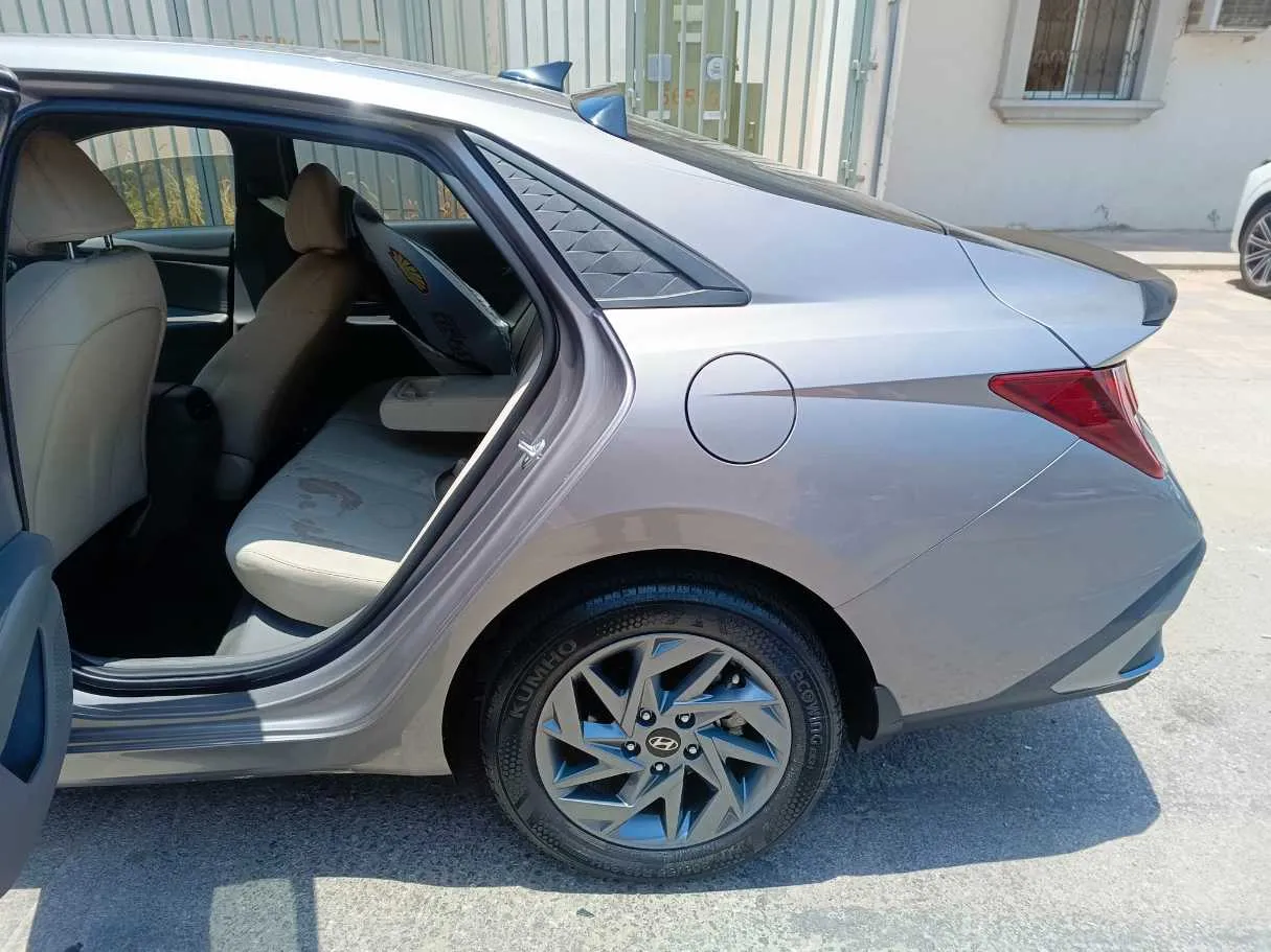 Car image 16
