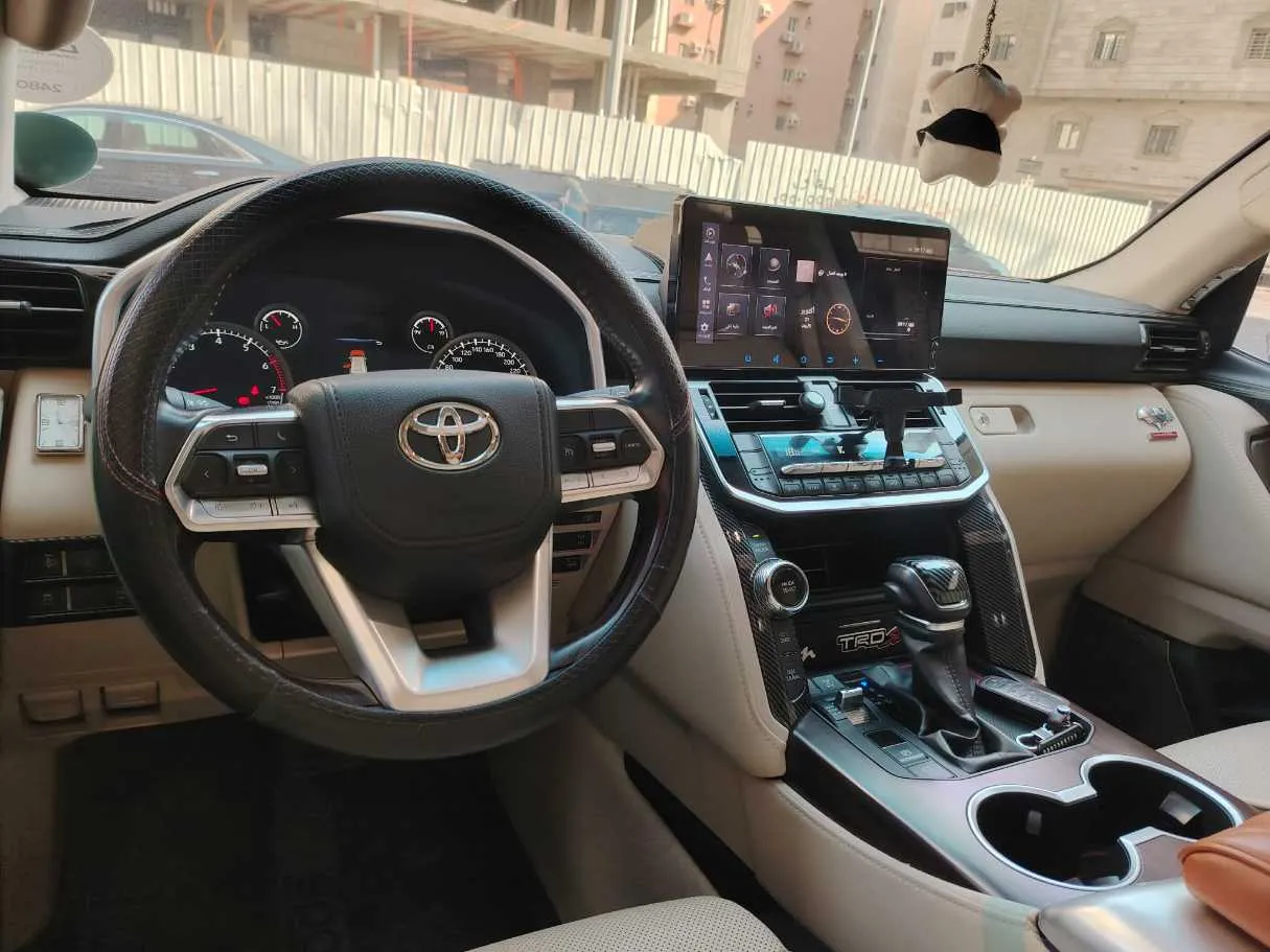 Car image 24