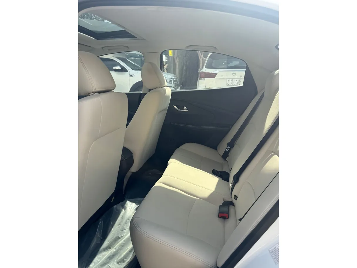 Car image 13