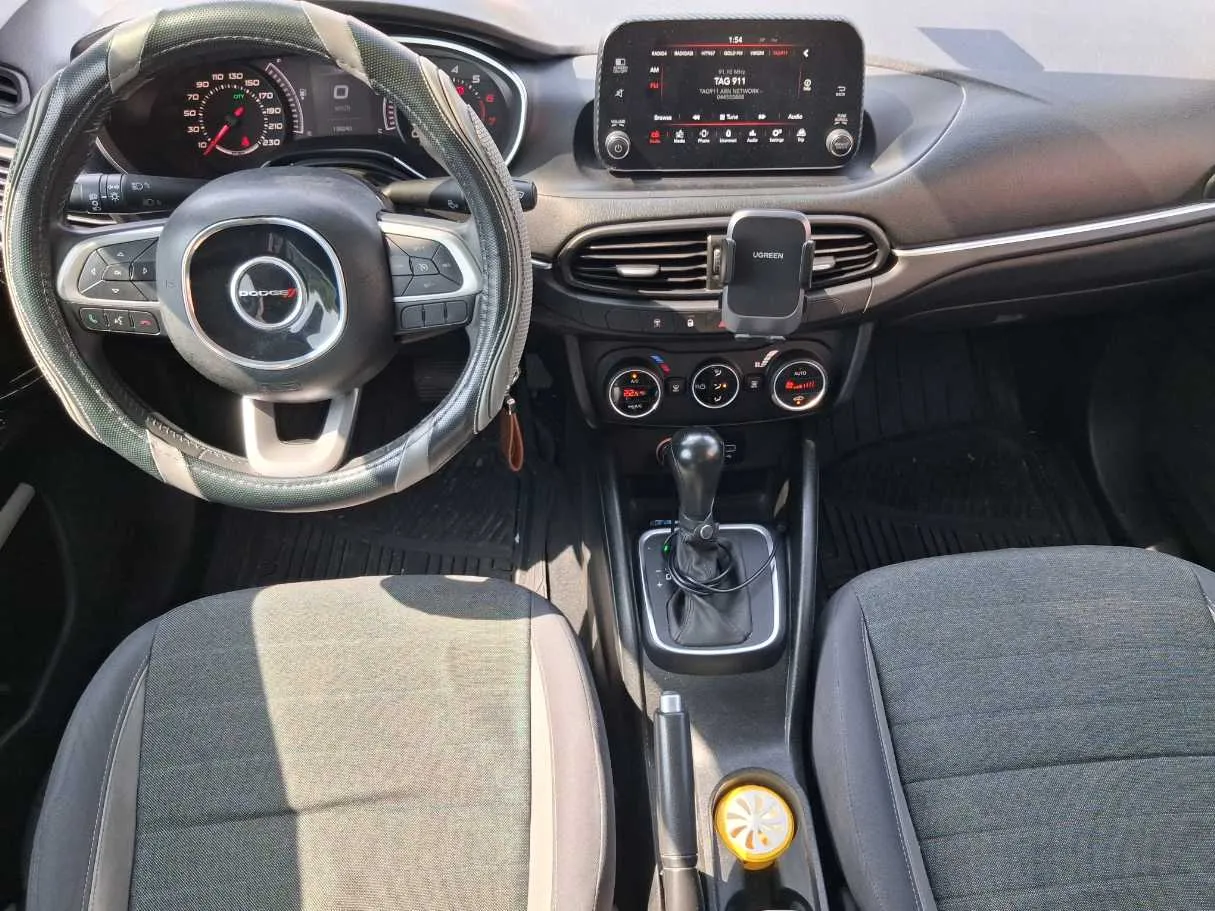 Car image 18