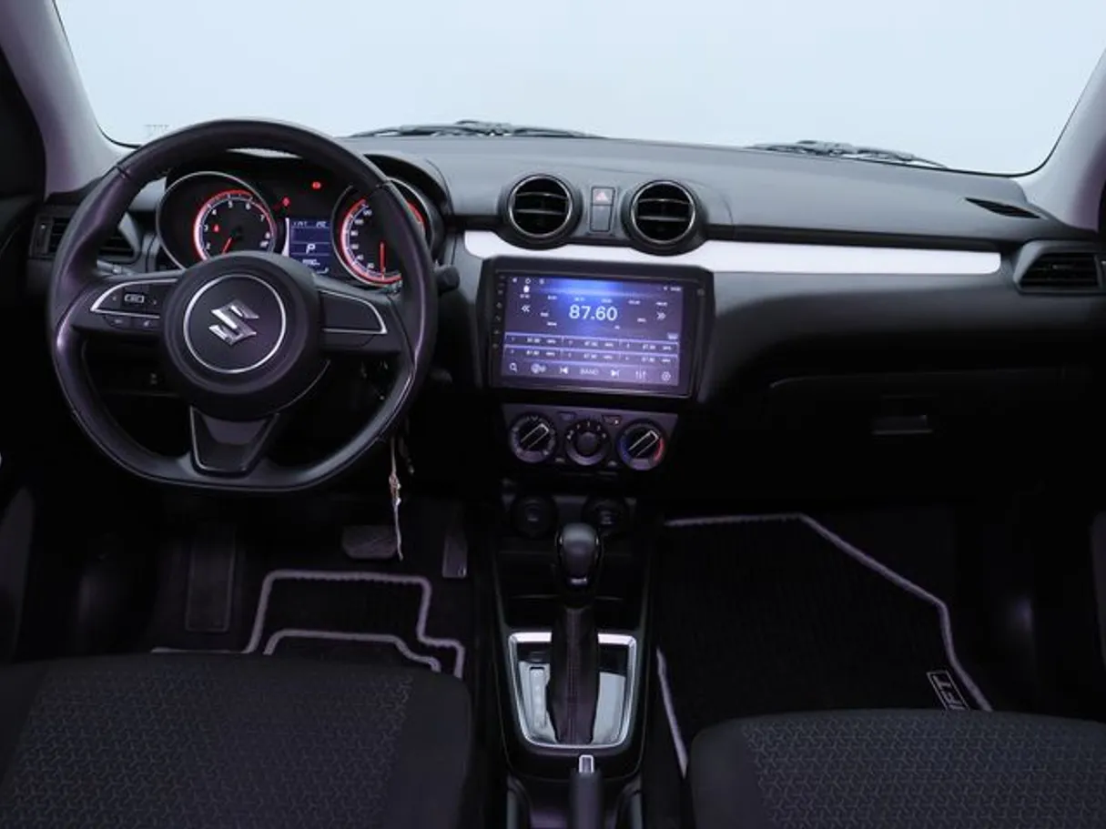 Car image 14
