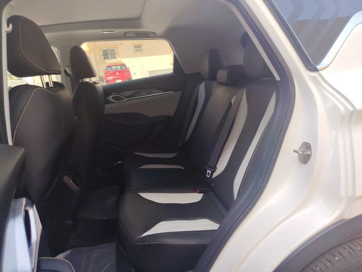 Car image 16