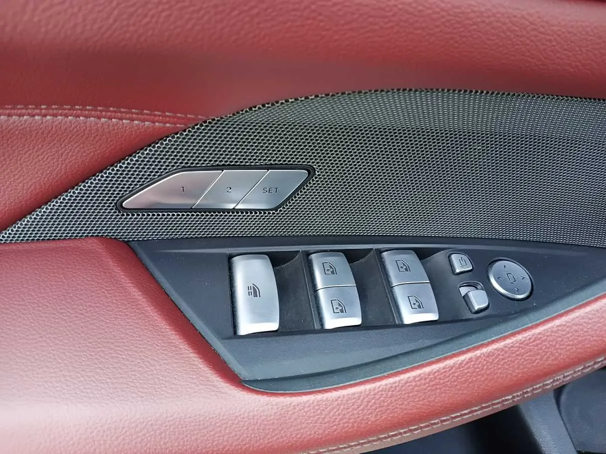 Car image 24