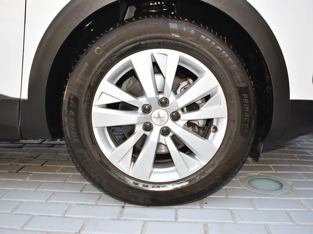 Car image 14