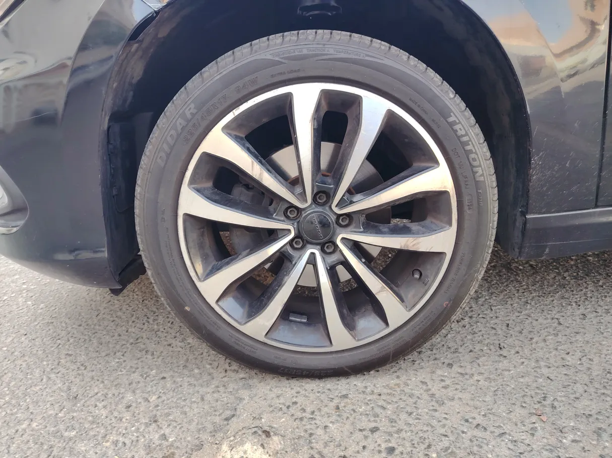 Car image 9
