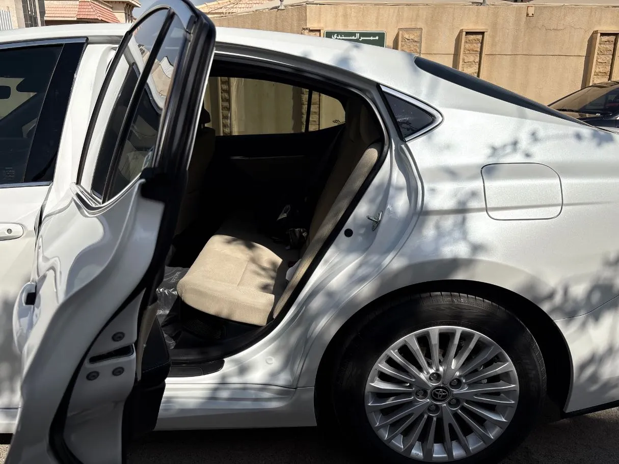 Car image 15