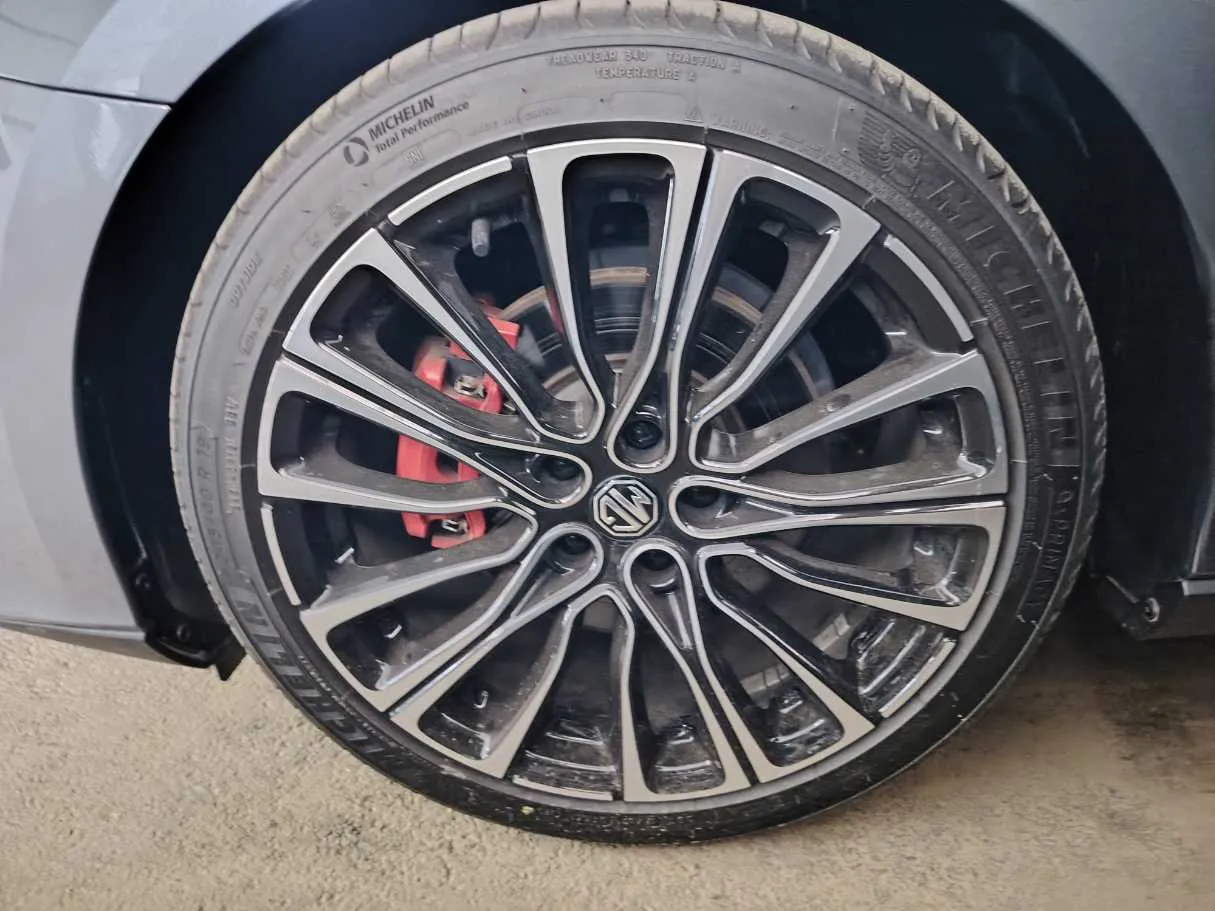 Car image 9