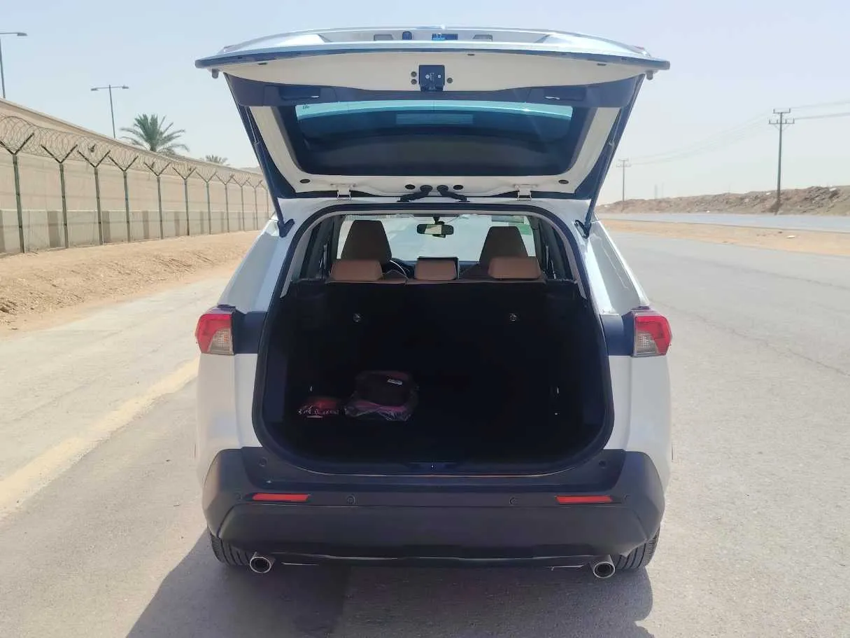 Car image 19
