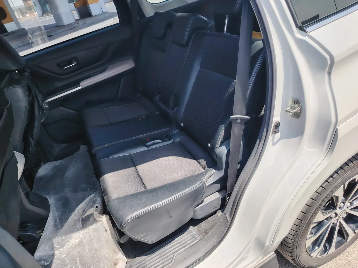 Car image 16