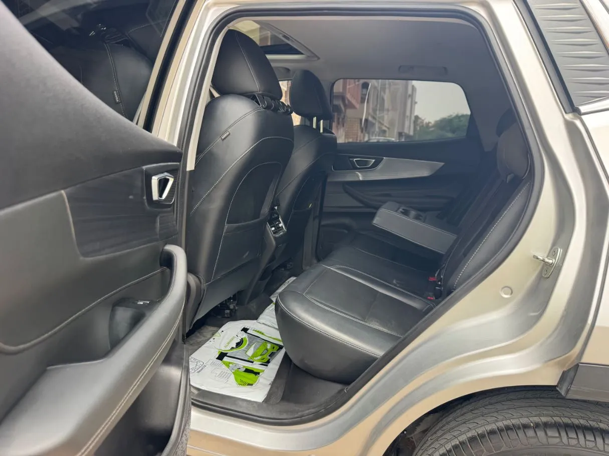 Car image 13