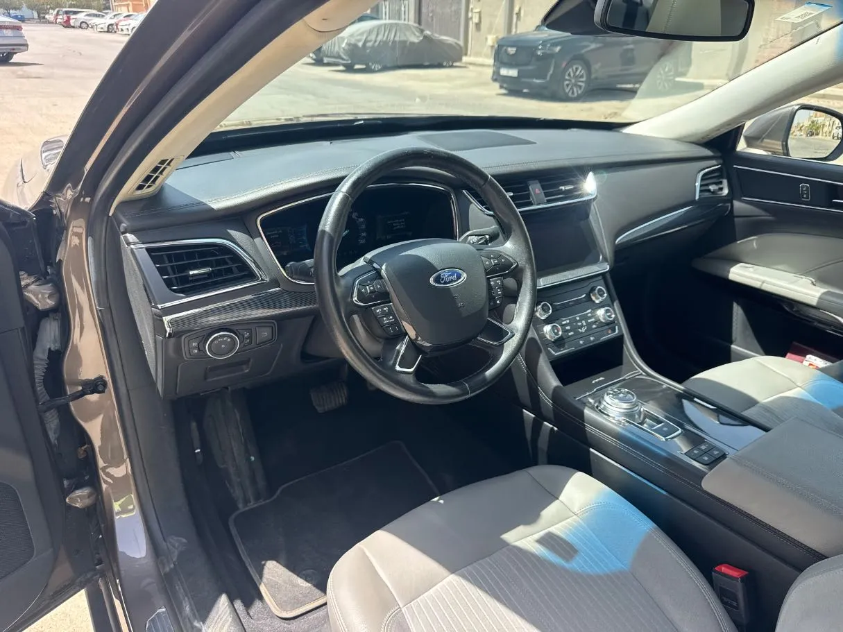 Car image 12