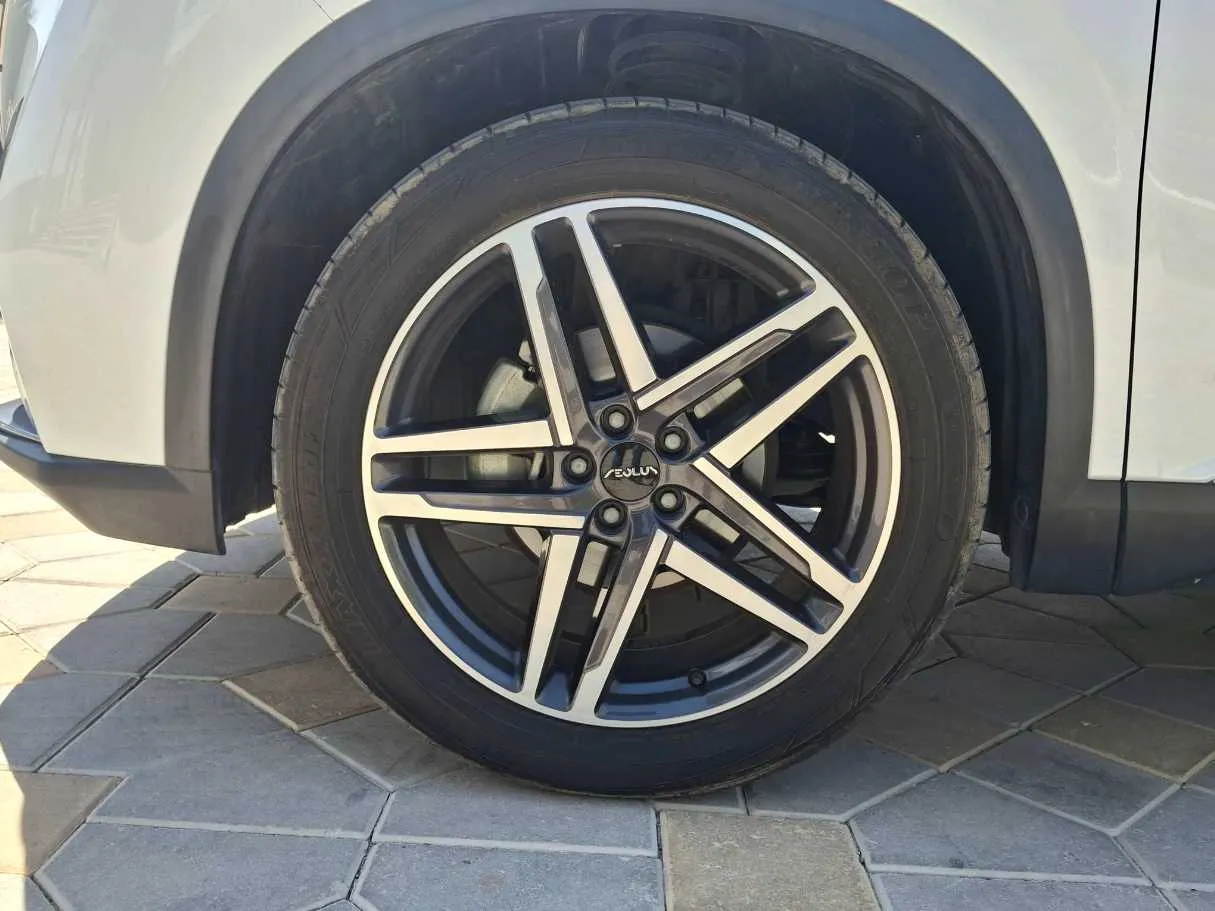 Car image 9