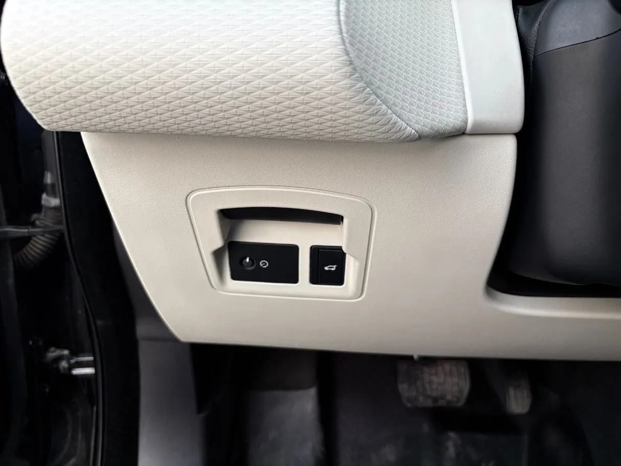 Car image 27