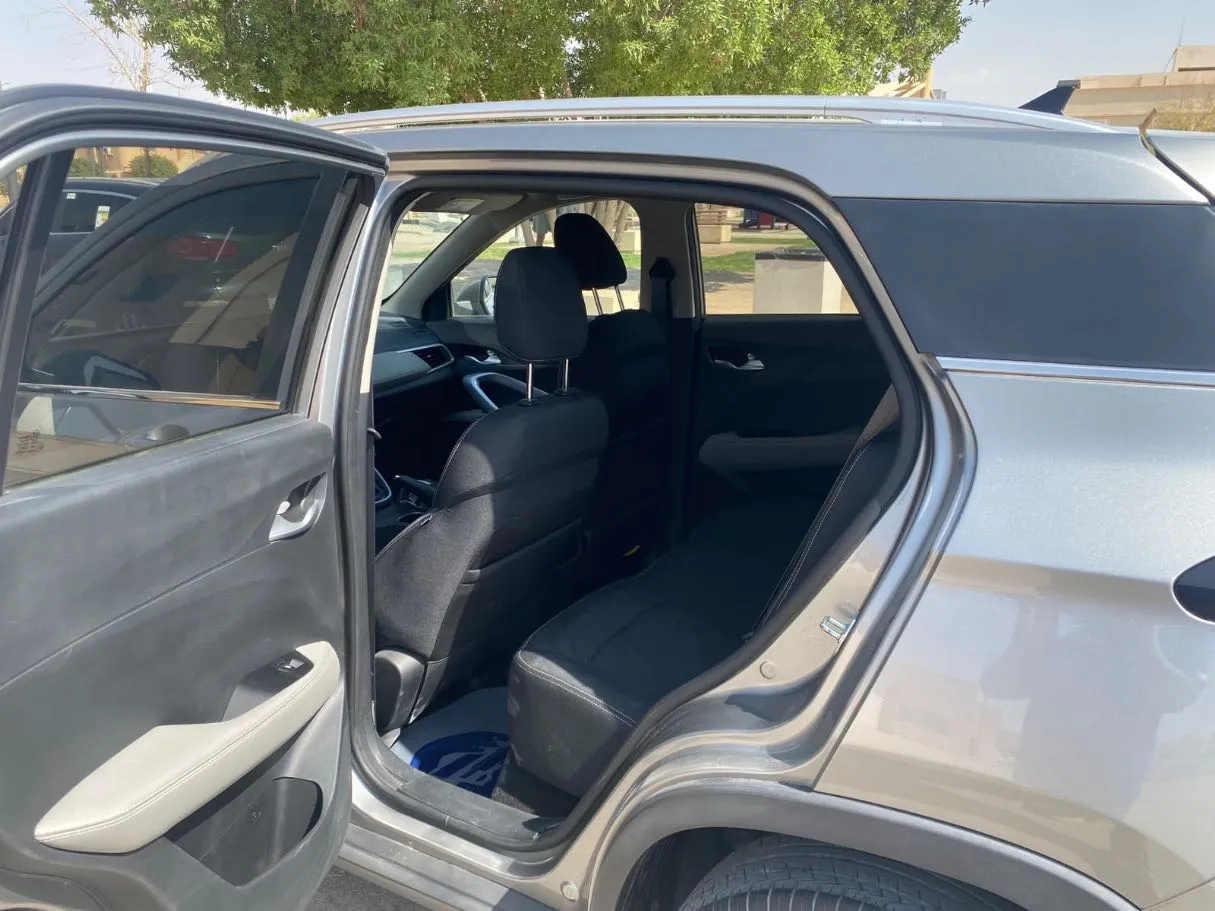 Car image 12