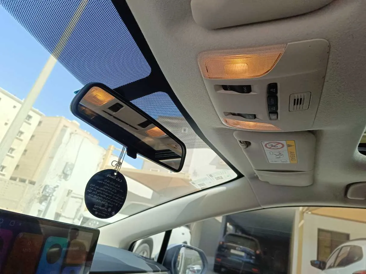 Car image 26
