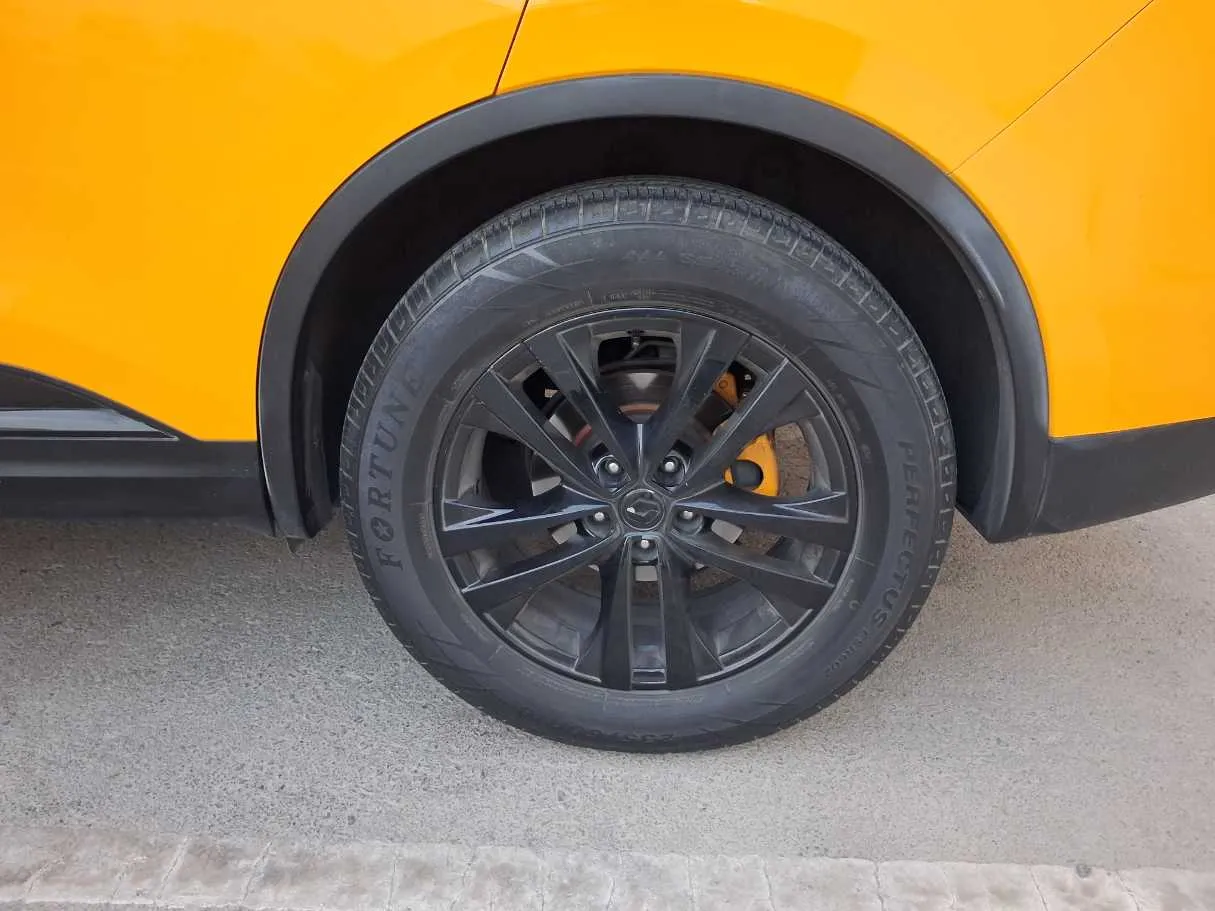 Car image 9