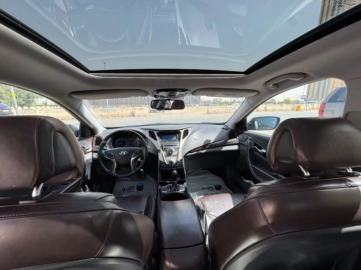 Car image 14