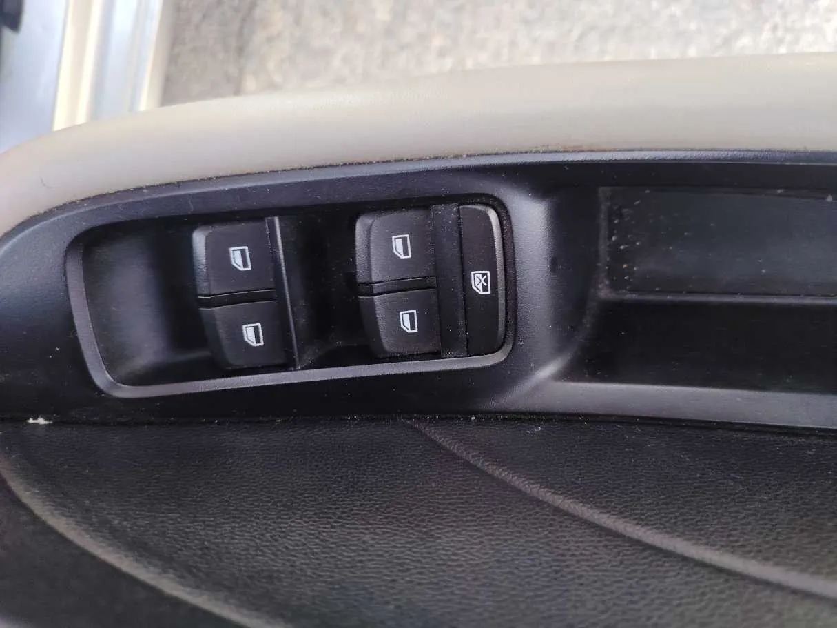 Car image 27