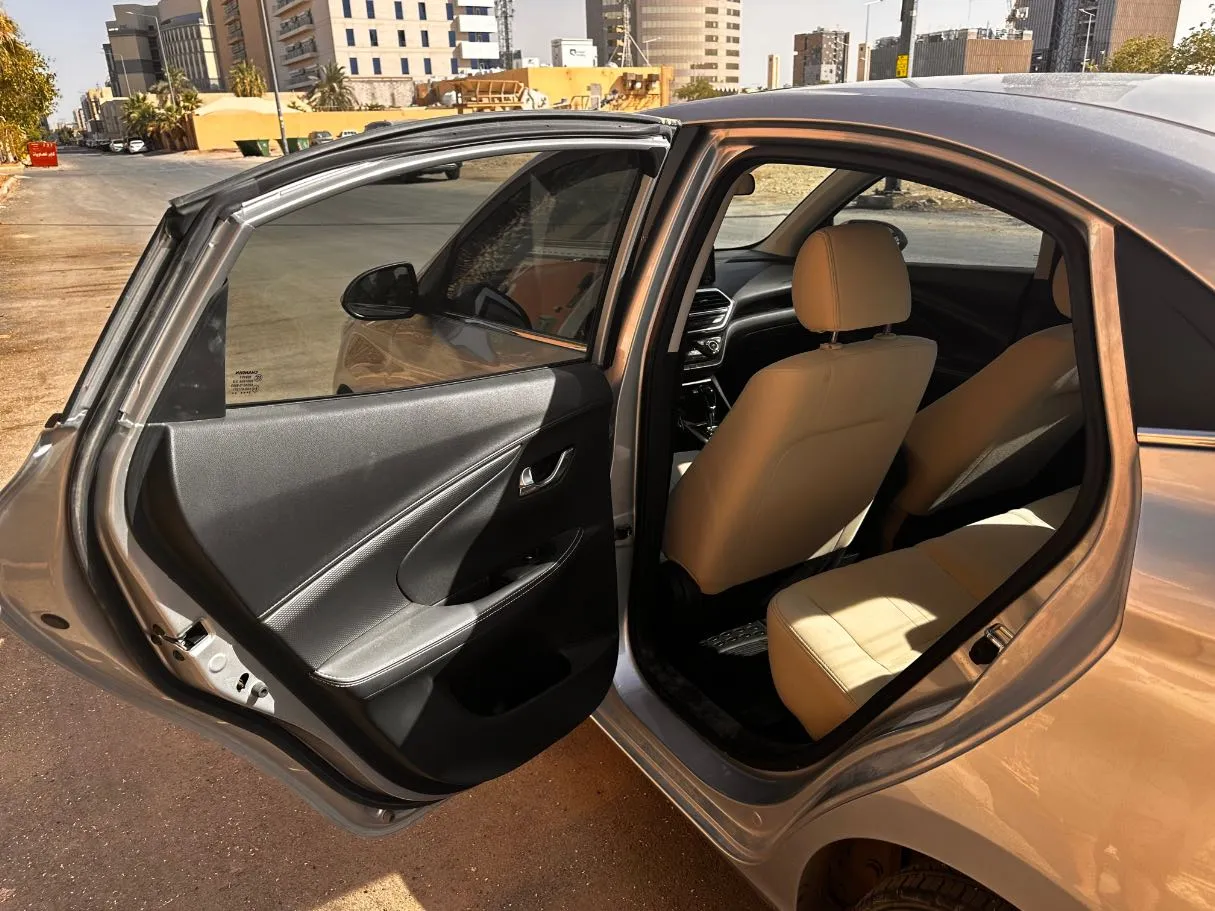 Car image 13