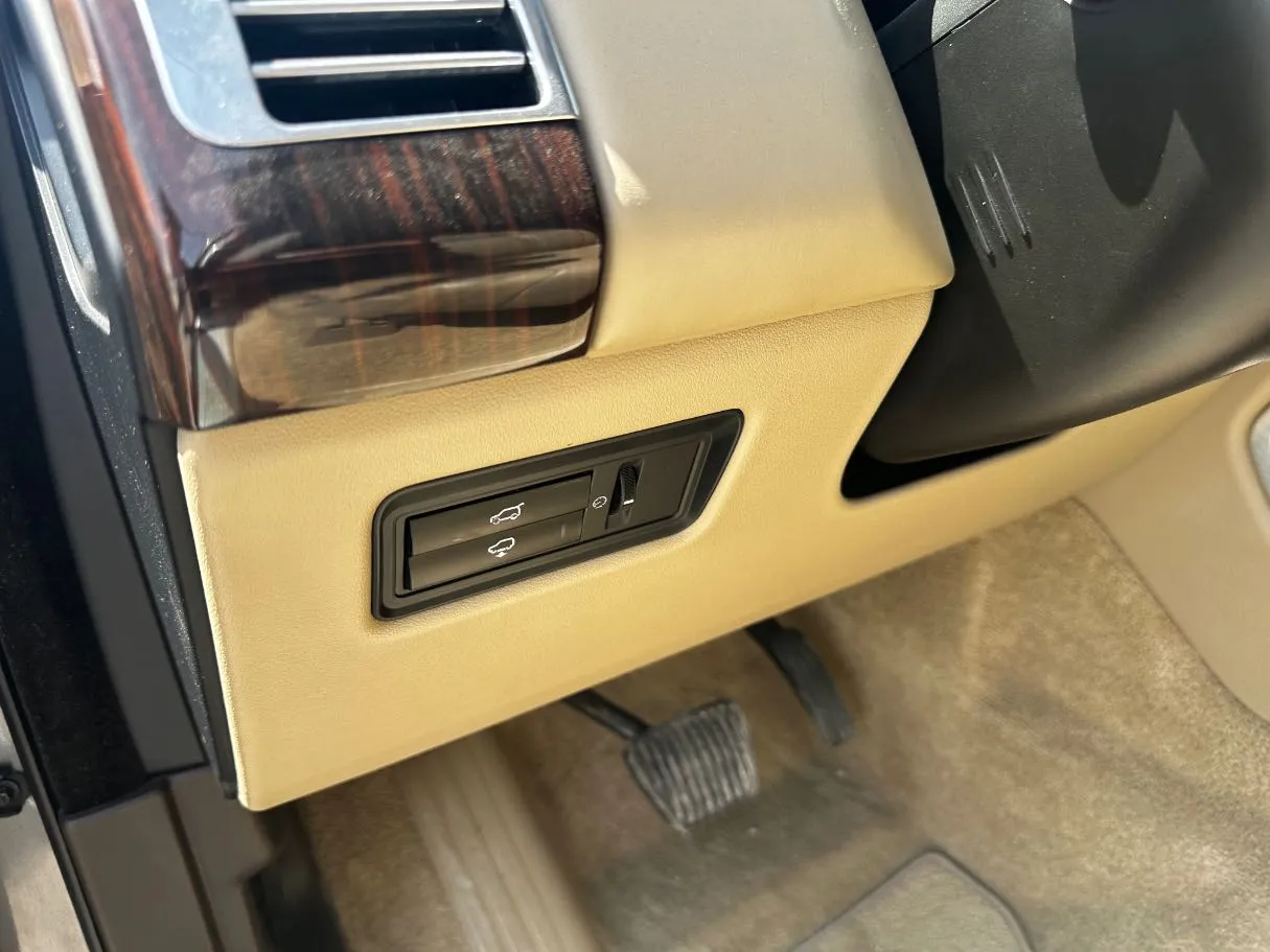 Car image 30